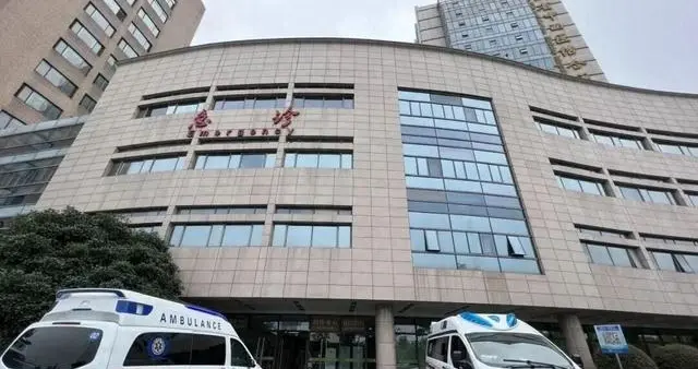 浙江男子胸闷硬扛10小时，以为是中暑，医生怒斥：再晚点人就没了