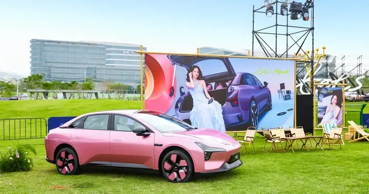 从纯电轿跑爆款到同级销量第一！小鹏MONA M03再迎全面升级