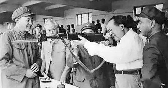 伟人的三重“不”：读懂毛主席的朴素底色