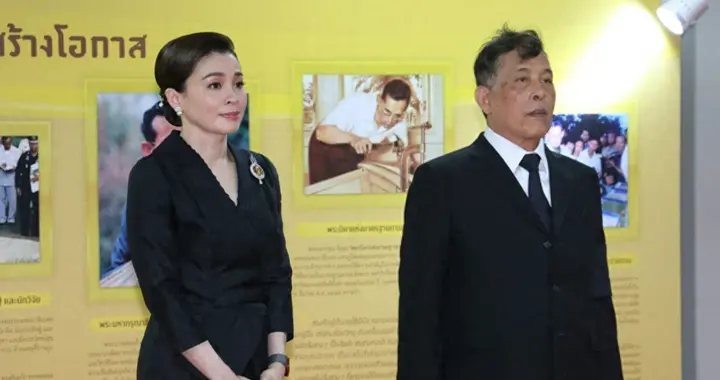 七旬泰王为学校揭幕，一身高定西服很绅士，头发却乱糟糟的没有型