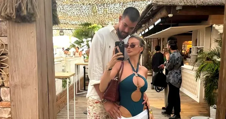 祖巴茨与美艳妻子度假，肥约还剩2年，或将被交易未来可期，名模妻子火辣