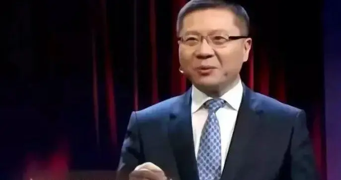 张维为：美国已经力不从心、经济在收缩、已经面临崩溃的边缘！