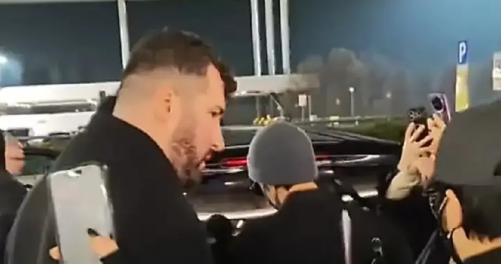 肖战现身国外机场，硬核保镖阵容，网友：巨星气场一眼看穿！