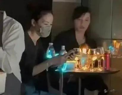 王菲真的来谢霆锋演唱会了，穿着朴素，在台下挥手跳舞，非常开心