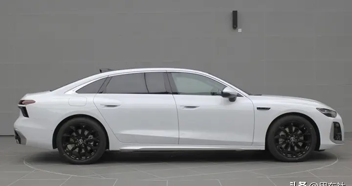 全新一代奥迪A6L实车亮相，更大更帅，2.0T+四驱，5系E级坐不住了