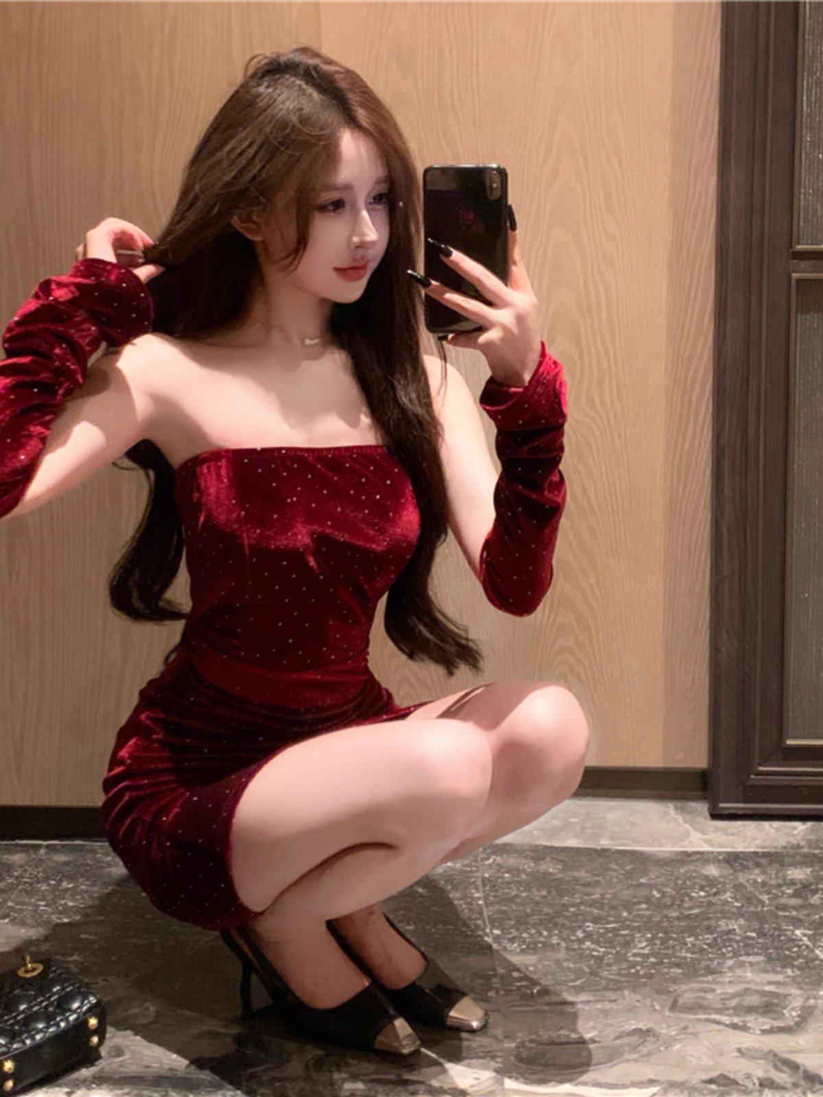 性感红色丝绒抹胸一字肩连衣裙女冬季跨年