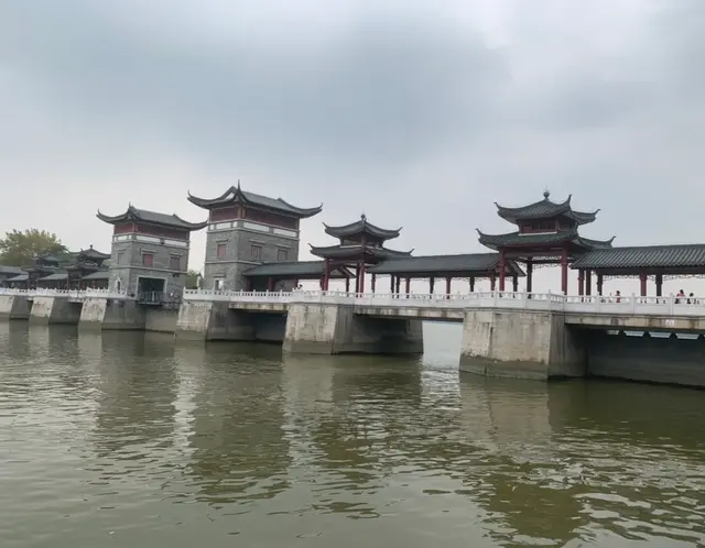 那天晚上，我约海归派老朋友在城东那家我们以前常去的酒店小聚。