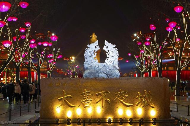 西安夜游精华版 | 5个必去夜场圣地，带你解锁长安十二时辰的夜！