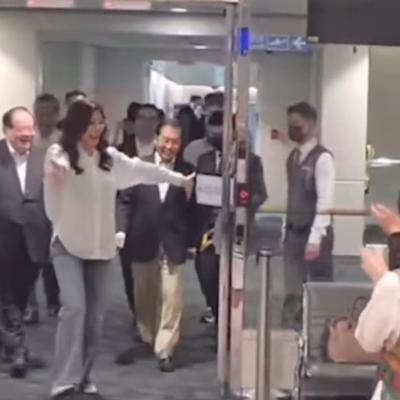 八八尚语：郑丽文抵达桃园机，接机现场很热