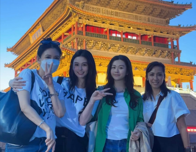 邱淑贞全家在西安旅游，打扮休闲状态年轻，两个女儿作陪都很漂亮