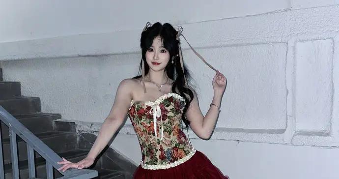 电竞主持人娅鸽穿着红色小短裙在楼梯间美拍，这腿很绝绝子