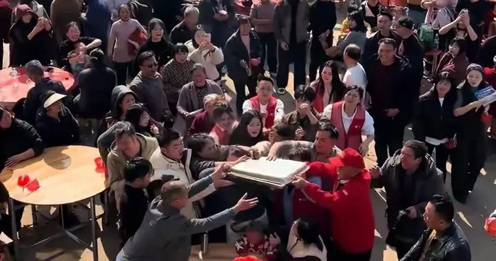 株洲灿灿哭停杀猪宴呆呆家迎台胞门口挖土卖土真迷惑？