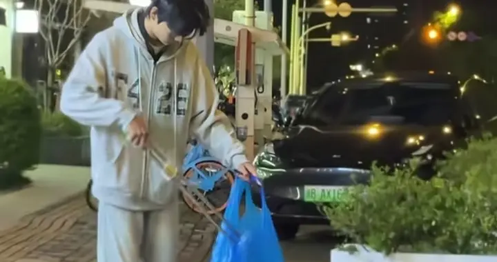 高三少年替妈妈捡垃圾，读懂母亲的辛苦，也读懂生活不易