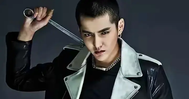 炸裂！吴亦凡入狱4年还拉表哥垫背？3.8万逼垮公司，这报应太解气