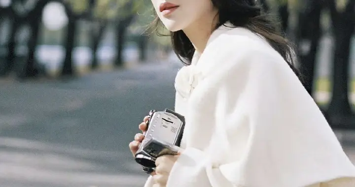 王鹤润宛若穿越时空般，她有种古典美