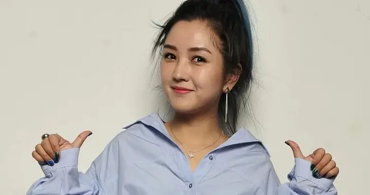 何洁腿黑上热搜？这角度拍照矮个都得哭，女明星真实点不行吗？