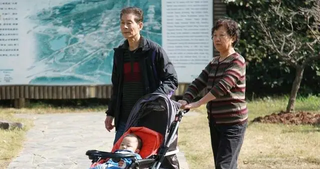 老人带娃是应该的？