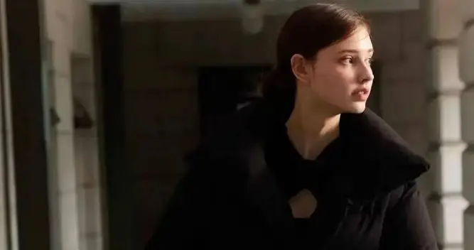 今年冬天，黑色羽绒服才是真·时髦王者！4种搭配公式，高级显瘦不