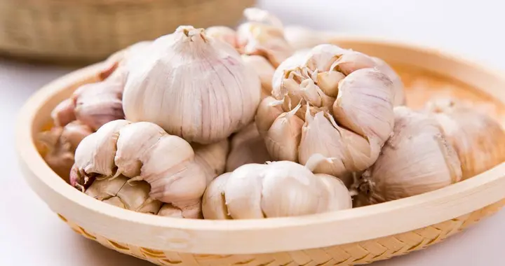 大蒜是血栓的溶剂？医生再次劝告：不想血管堵塞，少吃这4种食物