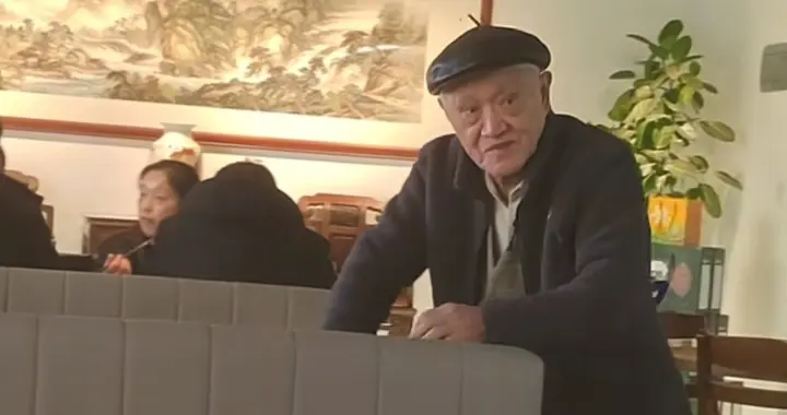 91岁牛犇和亲友聚餐，穿搭朴实，状态年轻，尽显朴素低调！