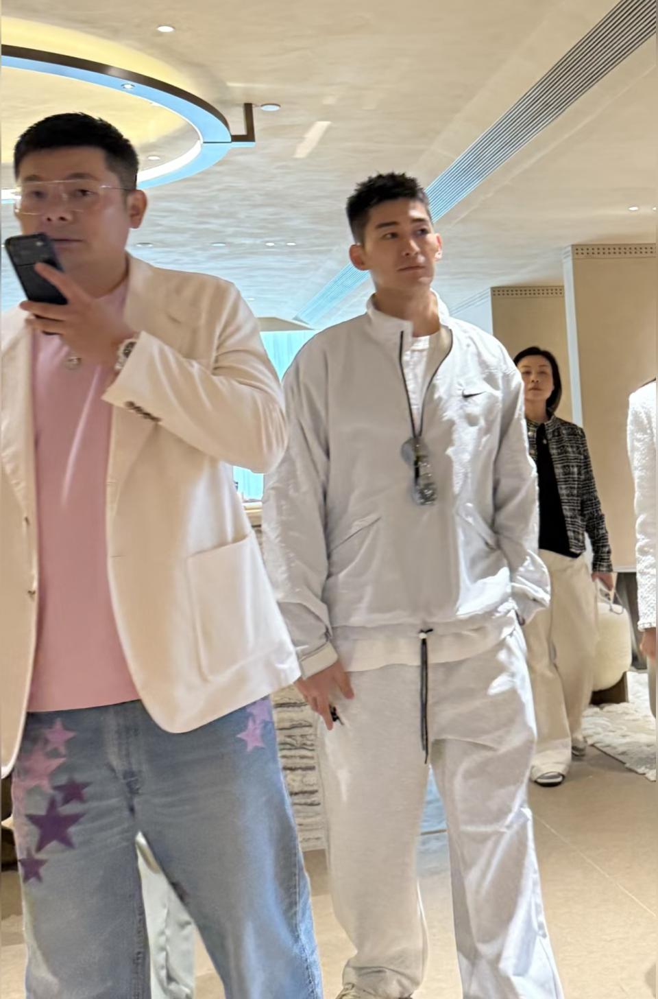 41岁张翰在上海看房，他的穿搭好酷，身材高挑，剪了寸头短发之后，油腻感...