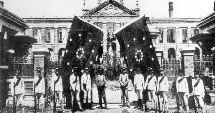 郭松民 | 从“驱逐鞑虏”到“五族共和”：口号与旗帜的双重转变