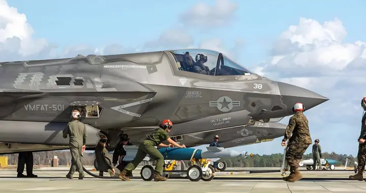 美军出动架次暴跌，欧洲集体关麦，格陵兰吵翻了。