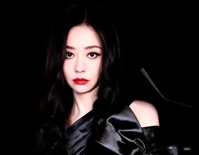 张靓颖黑与红的对比，散发着神秘迷人气息，令人沉醉其中