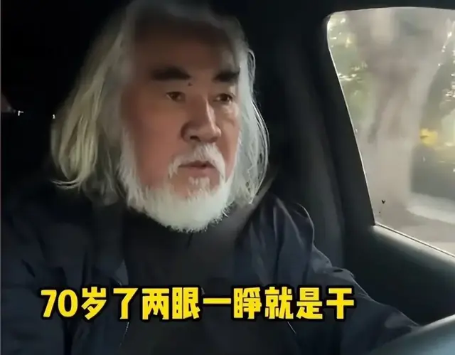 张纪中车祸后，和被撞者哭穷养4个孩子负担重，拿破旧手机拍视频