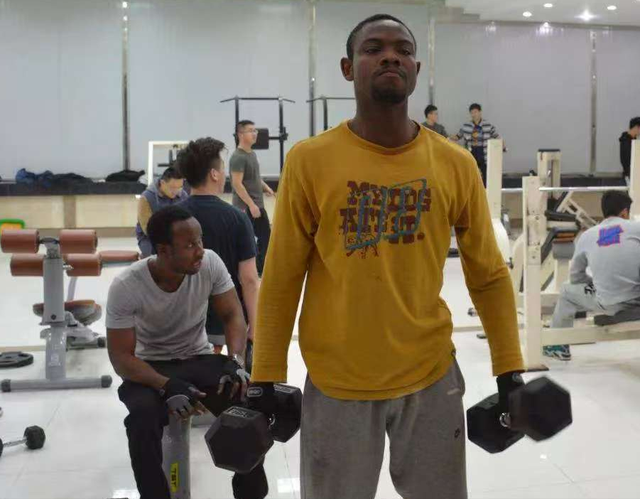 外国留学生群殴中国学生，打到头破血流失去意识，校方：理性看待