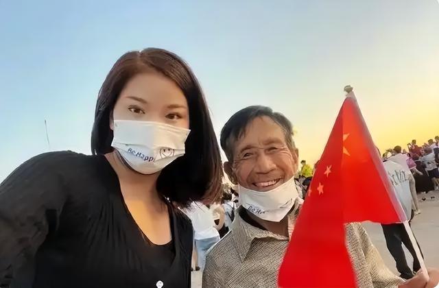 2022年，河南女孩肩扛75岁养父看升国旗，现在他们怎么样了？