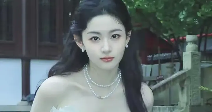 赵晴低胸白裙，纯欲风拉满