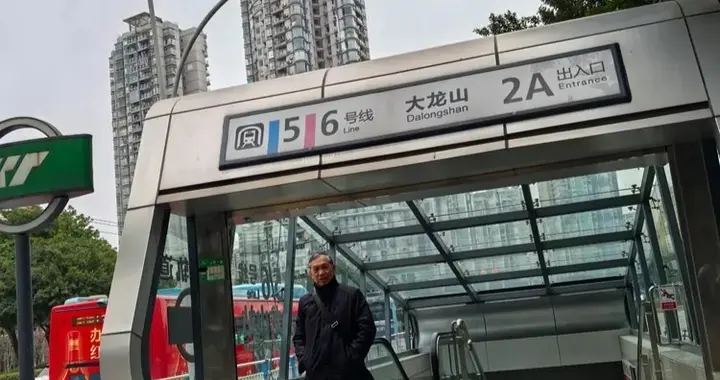 重庆坐“40层地狱地铁电梯”后更崩溃