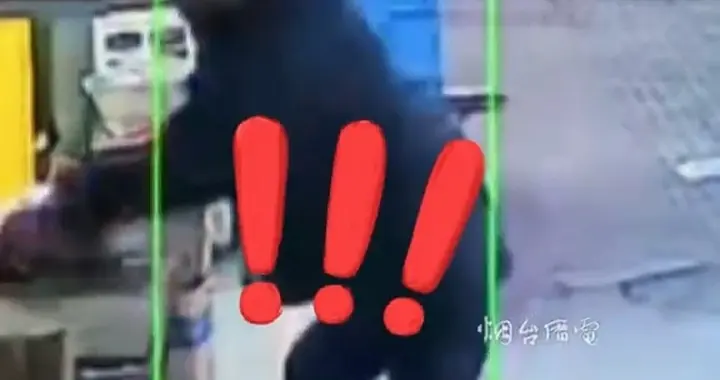 女子门口20斤排骨不翼而飞，查监控后哭笑不得，竟被路过大爷端走