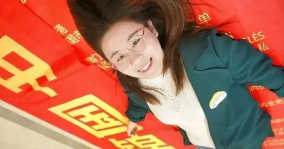 被马云砸中的锦鲤女孩：支付宝中奖1个亿，挥霍1年后如今怎样了