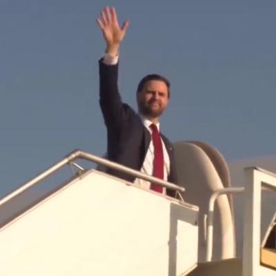 娱勒贝贝：万斯启程返回美国，上飞机和送行