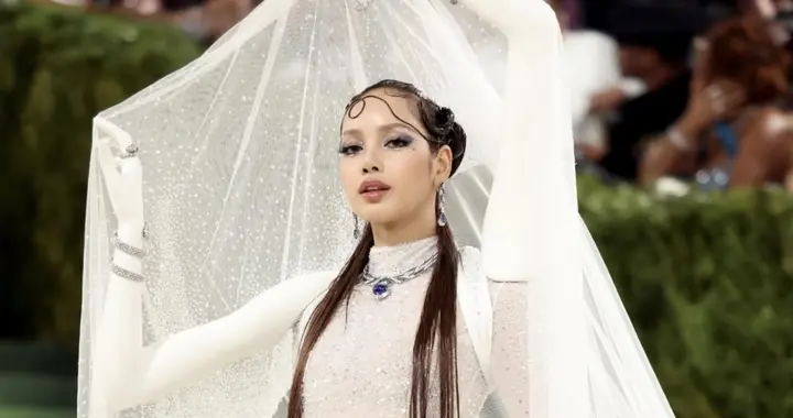 Lisa亮相2026MetGala红毯，这白色礼服很独特
