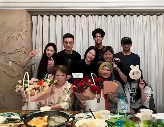 大S妈妈罕见露面，在小S婆家过节双眼红肿，具俊晔消瘦十分明显