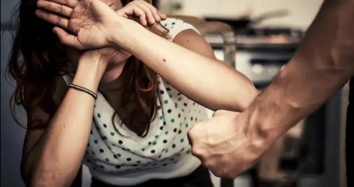 给娘家转1000块被打：远嫁的孝顺，真的要偷偷摸摸吗？