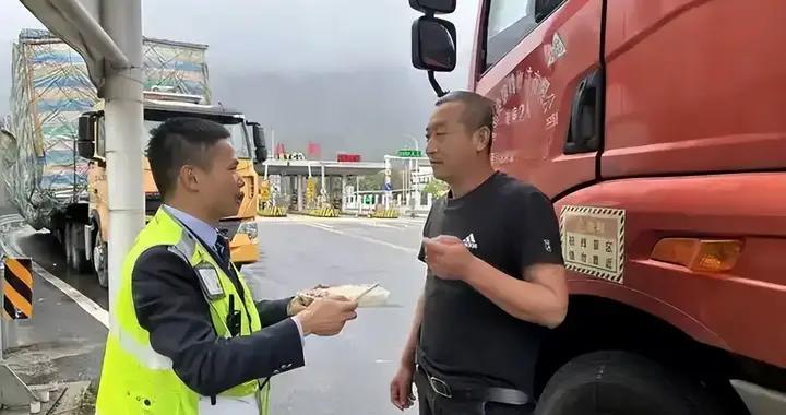 五一出行遇大拥堵，游客无奈点外卖，上演离谱送餐名场面