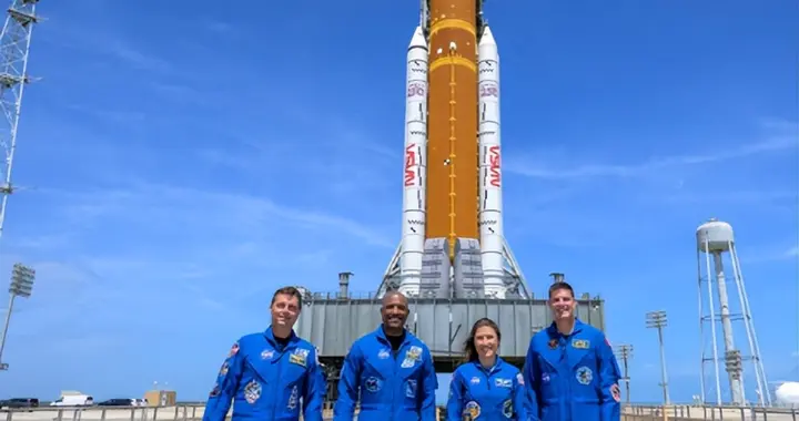 美国50年后重返月球，表面靠火箭，实则靠幕后巨头发力