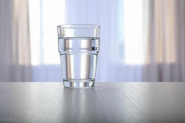 都知道早起一杯水养生，但提醒一句：这3种水别喝，或会伤身！