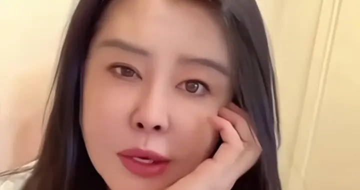 58岁王祖贤大方露脸，画精致妆容，微微发福身形结实