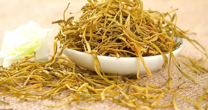 金银花的新用法，让荨麻疹无路可逃，止痒消疹立竿见影