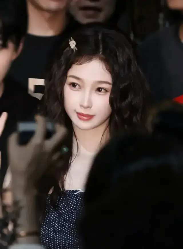 虞书欣泼导演 “奶茶” 真相！遇水则发引爆热搜