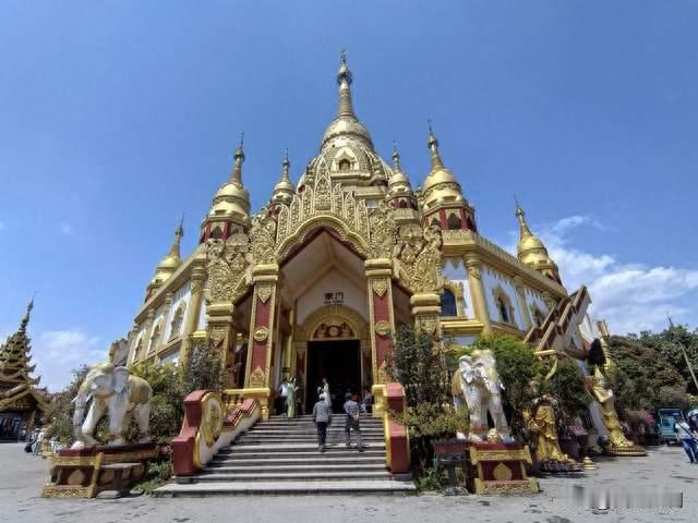 芒市双塔记：金光璀璨与银白圣洁的邂逅