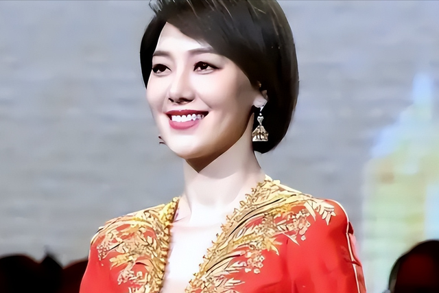 私生活混乱？遭央视“开除”？被传与小尼结婚的她，如今怎样了