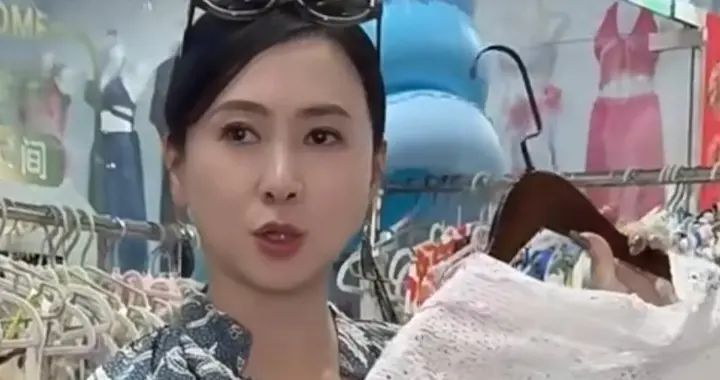 翁虹逛三亚夜市，100块砍价买地摊衣，讨价被老板惨拒