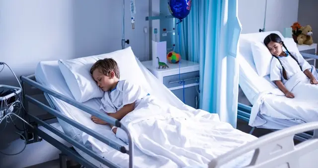 最近，一段视频在网络上火了，视频中可以看到医院的走廊上？？？