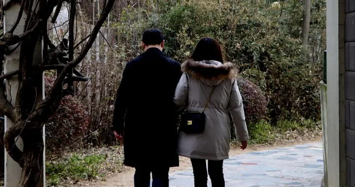 时隔五年回了趟娘家才发现：一旦父母不在，兄弟姐妹就会变成亲戚